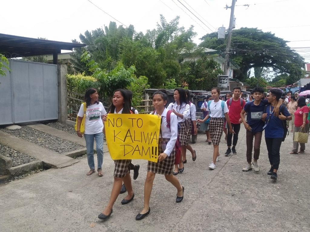 Groep meisjes protesteert tegen Kaliwa dam