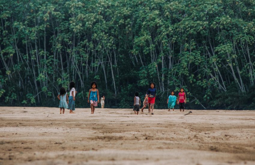 Groepje kinderen op zandvlakte in Colombia