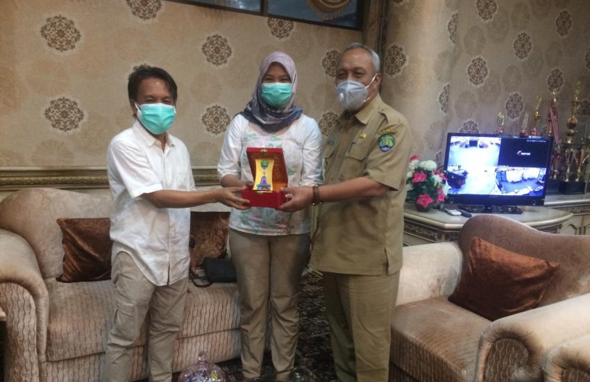 Sawit Watch staff receives certificate of merit for its contribution