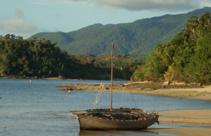 kust Madagascar met vissersboten (c) Rob Glastra