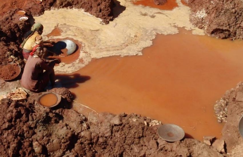 Small-scale gold mining in Madagascar (CC BY-NY-ND 2.0 Global Environmental Facility)