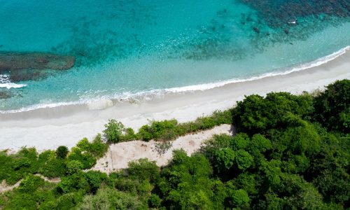 Strand beschermd door AlTo op Tompotika Foto Stephanie Broekarts / IUCN NL