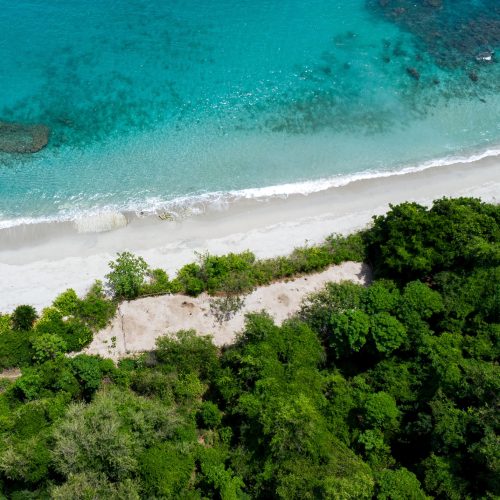 Strand beschermd door AlTo op Tompotika Foto Stephanie Broekarts / IUCN NL