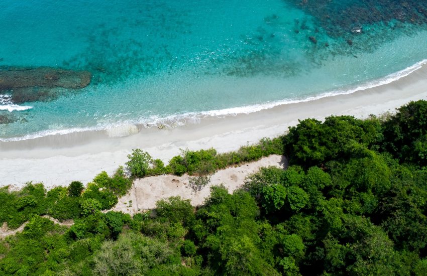 Strand beschermd door AlTo op Tompotika Foto Stephanie Broekarts / IUCN NL