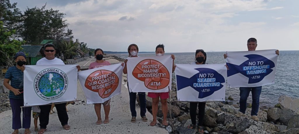 Deze afbeelding heeft een leeg alt-attribuut; de bestandsnaam is Coastal-residents-protest-against-seabed-mining_ATM-2-1024x458.jpg