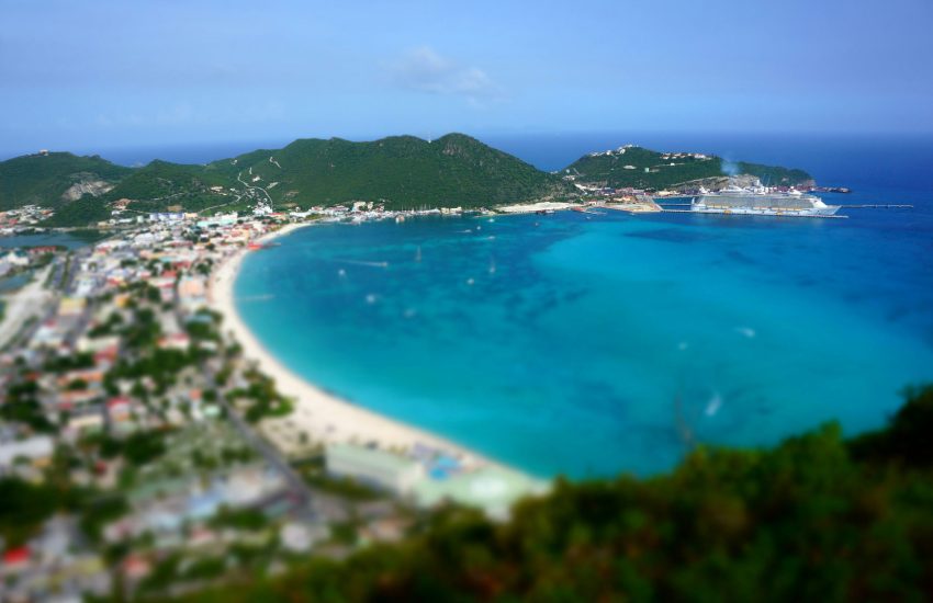 St Maarten baai cruiseschip Caroline Ross